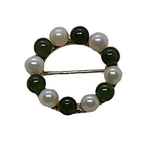 Anson vintage pearl and jade circle pin brooch on gold tone.